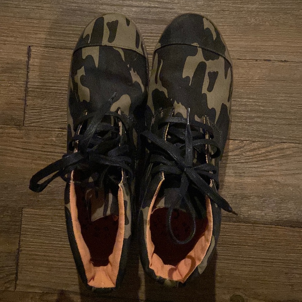 Shoe the bear canvas camo sneaker boots. Size 11.